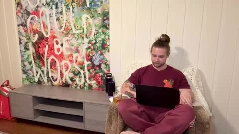 Snapshot of daddydaydrinkz chatting on 12-23-25, 05:16 DaddydayDrinkz online show from 12-23-25, 05:16