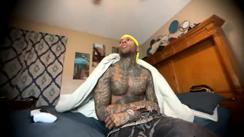 Snapshot of daddyjanimal chatting on 05-04-26, 05:25 sexy tatted king bbc online show from 05-04-26, 05:25