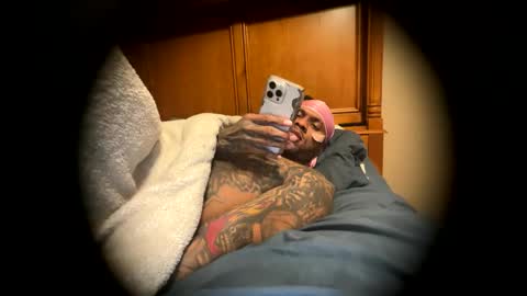 Snapshot of daddyjanimal chatting on 05-05-26, 07:38 sexy tatted king bbc online show from 05-05-26, 07:38