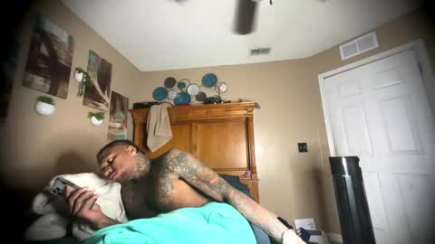 Snapshot of daddyjanimal chatting on 05-08-26, 03:12 sexy tatted king bbc online show from 05-08-26, 03:12