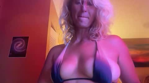 Snapshot of daisy9kat chatting on 05-01-26, 12:04 Daisy137 online show from 05-01-26, 12:04