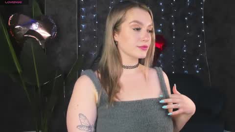 Snapshot of daisy_beckerr chatting on 03-24-26, 09:25 Viickie online show from 03-24-26, 09:25