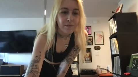Snapshot of daisymynx chatting on 04-04-26, 11:02 daisymynx online show from 04-04-26, 11:02
