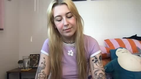 Snapshot of daisymynx chatting on 04-16-26, 01:06 daisymynx online show from 04-16-26, 01:06