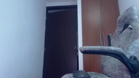 Snapshot of dammuscle chatting on 06-22-26, 02:14 dammuscle online show from 06-22-26, 02:14