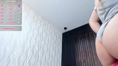 Snapshot of dania_moore_ chatting on 02-28-25, 10:50 JANE online show from 02-28-25, 10:50