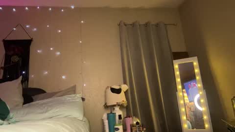 Snapshot of danidragon69 chatting on 01-22-25, 10:50 Dani Dragon online show from 01-22-25, 10:50