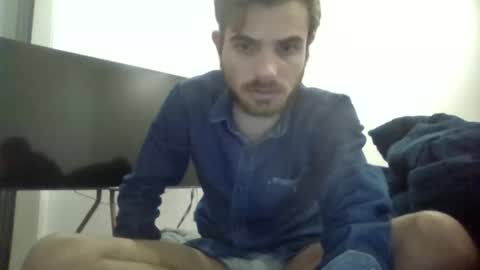 Snapshot of danievio21 chatting on 05-21-26, 02:40 danievio21 online show from 05-21-26, 02:40