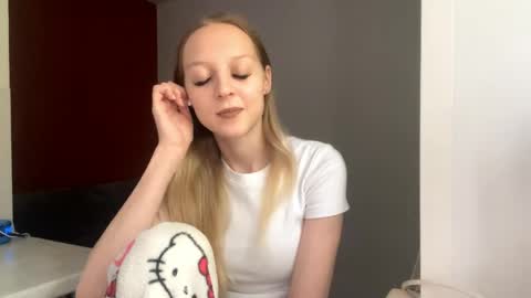 Snapshot of danitawind chatting on 05-28-26, 11:07 Kiki online show from 05-28-26, 11:07