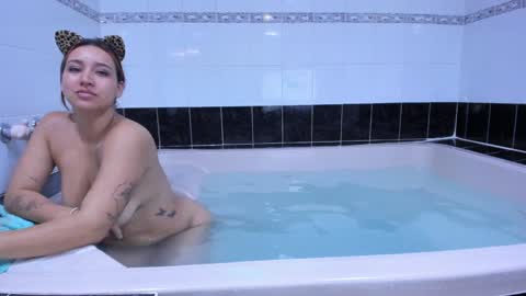 Snapshot of danna_reyess chatting on 02-04-25, 06:17 Danna online show from 02-04-25, 06:17