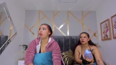 Snapshot of danna_reyess chatting on 02-22-25, 11:57 Danna online show from 02-22-25, 11:57