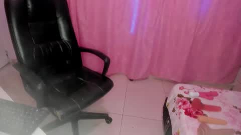 Danna Sofia jeins online show from 11-18-25, 01:37