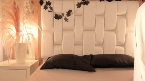 daphne_and_roger online show from 12-19-25, 11:06