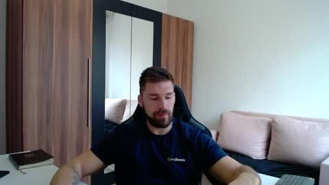 darius_94 online show from 04-05-26, 04:42