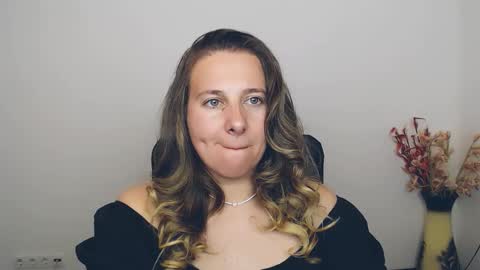 Snapshot of darklure_ chatting on 09-13-25, 09:03 Anna online show from 09-13-25, 09:03