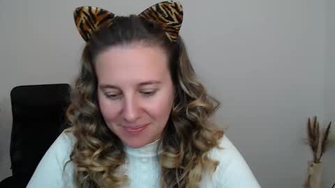 Snapshot of darklure_ chatting on 10-14-25, 03:35 Anna online show from 10-14-25, 03:35