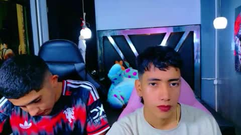 Snapshot of darwinandbrayan chatting on 11-12-25, 08:08 darwinandbrayan online show from 11-12-25, 08:08