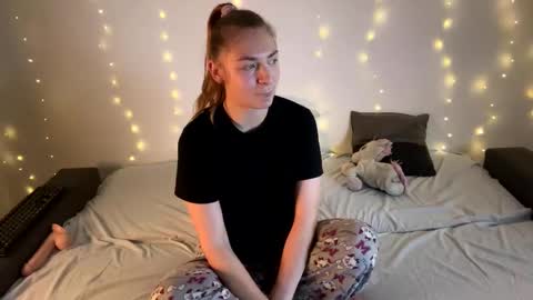Snapshot of dasha_mom chatting on 12-20-24, 10:43 kisses4u thanks follow me i like new follow online show from 12-20-24, 10:43