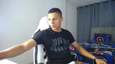 Snapshot of davisito7 chatting on 01-02-25, 02:43 David Angel online show from 01-02-25, 02:43