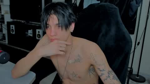 Snapshot of davisross chatting on 05-01-26, 01:59 davis online show from 05-01-26, 01:59