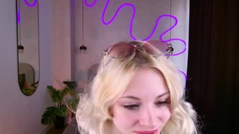 Kylie online show from 05-12-26, 07:16