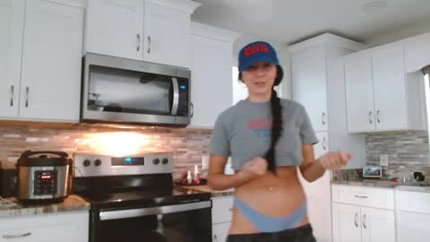 Snapshot of dazeydo chatting on 10-26-25, 03:07 Dazey online show from 10-26-25, 03:07