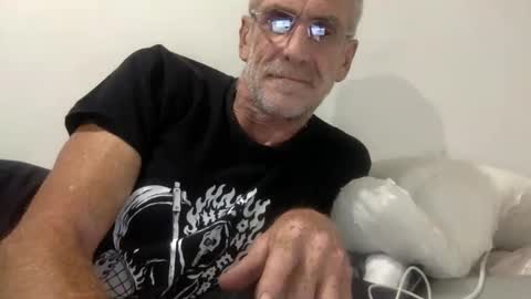 Snapshot of deanofflove221000 chatting on 02-26-26, 10:25 deanofflove221000 online show from 02-26-26, 10:25