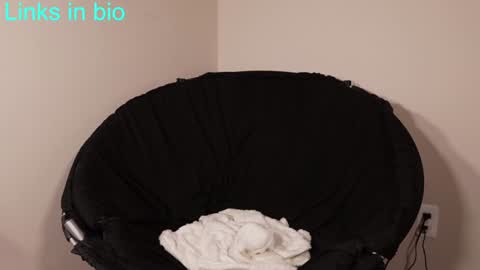 Snapshot of deeyungguy chatting on 12-12-24, 09:58 more content and goodies online show from 12-12-24, 09:58