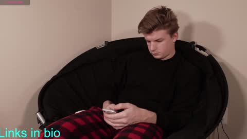 Snapshot of deeyungguy chatting on 12-16-24, 09:46 more content and goodies online show from 12-16-24, 09:46