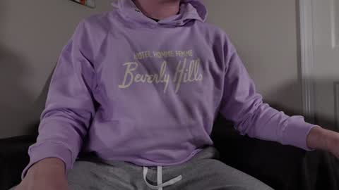 Snapshot of deeyungguy chatting on 01-06-25, 07:35 more content and goodies online show from 01-06-25, 07:35