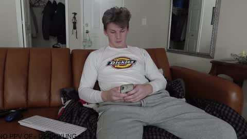 Snapshot of deeyungguy chatting on 01-28-25, 05:46 more content and goodies online show from 01-28-25, 05:46