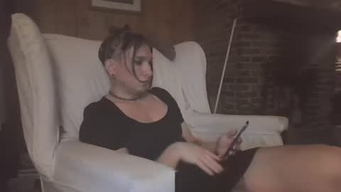 Snapshot of demelzabehr chatting on 02-13-25, 10:43 Frankie online show from 02-13-25, 10:43