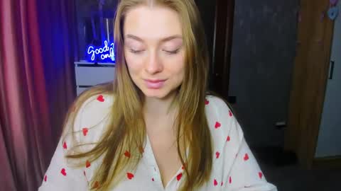 Snapshot of demure_soul chatting on 09-18-25, 04:25 Sophie online show from 09-18-25, 04:25