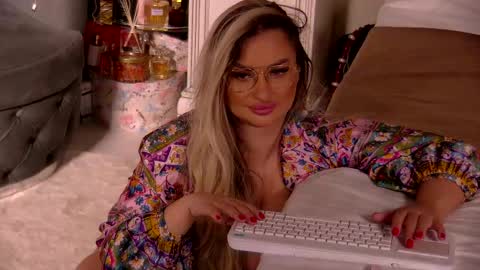 Ela online show from 04-17-26, 09:51