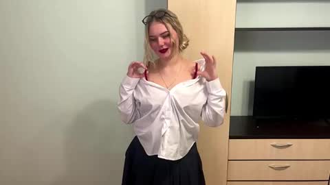 Luna online show from 02-18-26, 04:03