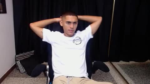 Snapshot of derek_storm_ chatting on 10-24-25, 10:11 D E R E K online show from 10-24-25, 10:11