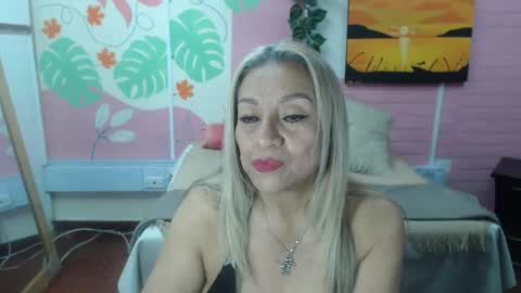 Snapshot of desire_latin chatting on 05-28-26, 04:37 VALERIA online show from 05-28-26, 04:37
