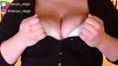 Snapshot of devynreign chatting on 10-05-25, 05:55 Devyn Reign online show from 10-05-25, 05:55