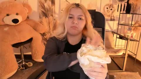 Dia online show from 12-18-25, 07:42