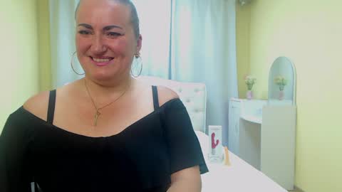 Snapshot of dianamgg chatting on 05-28-26, 06:10 Diana online show from 05-28-26, 06:10