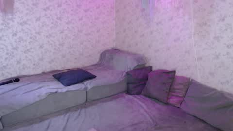 Hi im Alice 3 Im usualy online 03-10 or 17-21 UTC0 online show from 03-08-26, 01:14