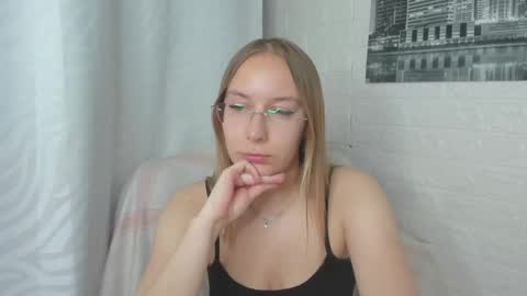Snapshot of dina_sunshine chatting on 05-29-26, 12:30 Dina online show from 05-29-26, 12:30