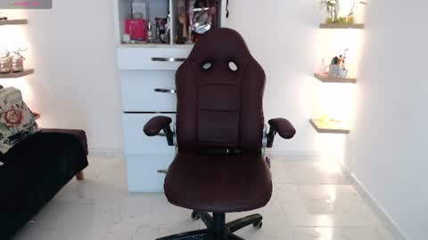 Snapshot of diva_milf chatting on 06-18-26, 09:19 Diva online show from 06-18-26, 09:19