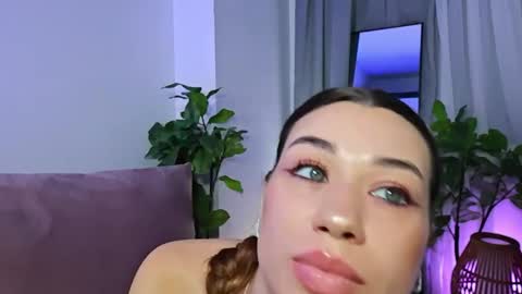 Tia online show from 05-13-26, 06:49