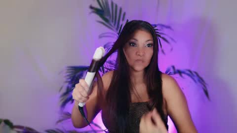 Snapshot of divinelynn chatting on 05-06-26, 02:33 DivineLynn online show from 05-06-26, 02:33