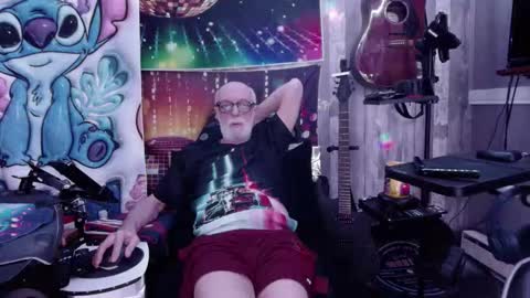 Snapshot of djpointe chatting on 11-30-25, 11:31 DJPointe online show from 11-30-25, 11:31