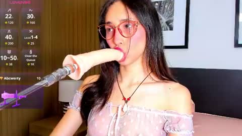 Snapshot of doll_bella_ chatting on 06-10-26, 07:57 Bella online show from 06-10-26, 07:57