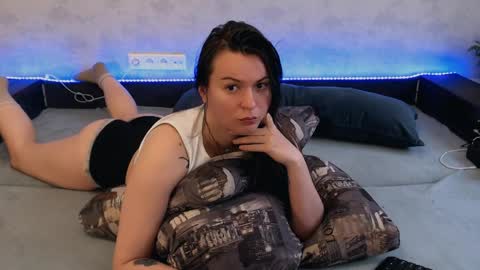 Snapshot of doll_tiffany chatting on 06-08-26, 04:24 Jade online show from 06-08-26, 04:24