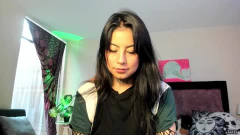 Snapshot of dollhoneycam chatting on 12-13-25, 09:20 HONEY online show from 12-13-25, 09:20