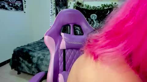 Snapshot of dolly_bones chatting on 10-18-25, 02:58 dolly_bones online show from 10-18-25, 02:58